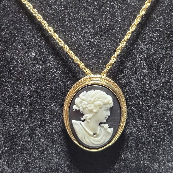 Vintage Avon Signed Cameo Pendant Brooch Gold Tone Chain Black White 24" - Picture 4 of 15